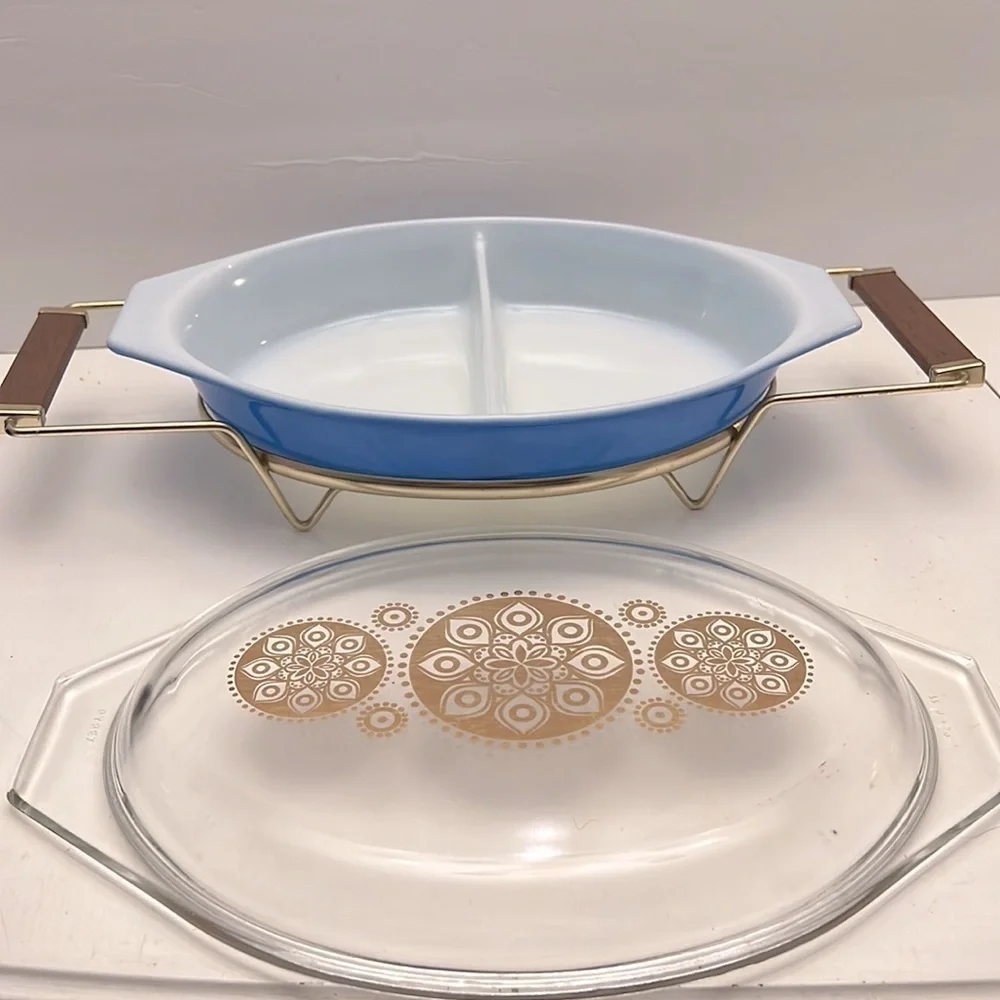Pyrex Blue Oval Divided 1 1/2 Quart Casserole Dish Gold Medallion Lid Holder